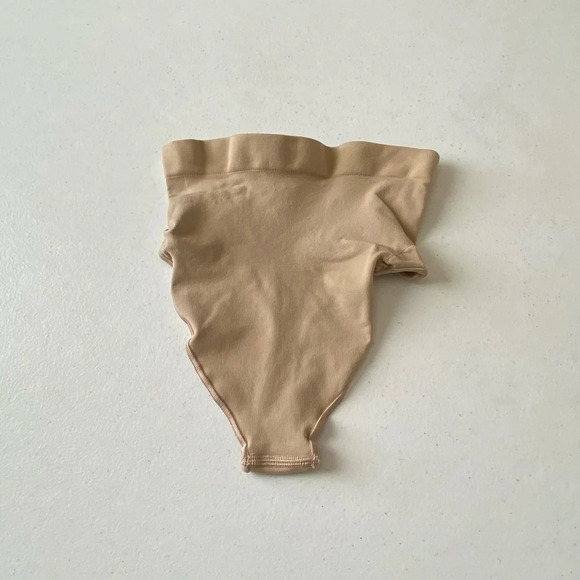 NEW Skims Seamless Sculpt Mid Waist Thong Clay Size M - Picture 7 of 8